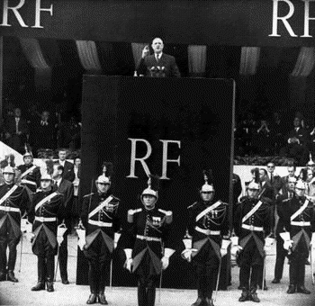 le 4 septembre 1958, le gnral de Gaulle prsente, place de la Rpublique  Paris, le projet de nouvelle Constitution 